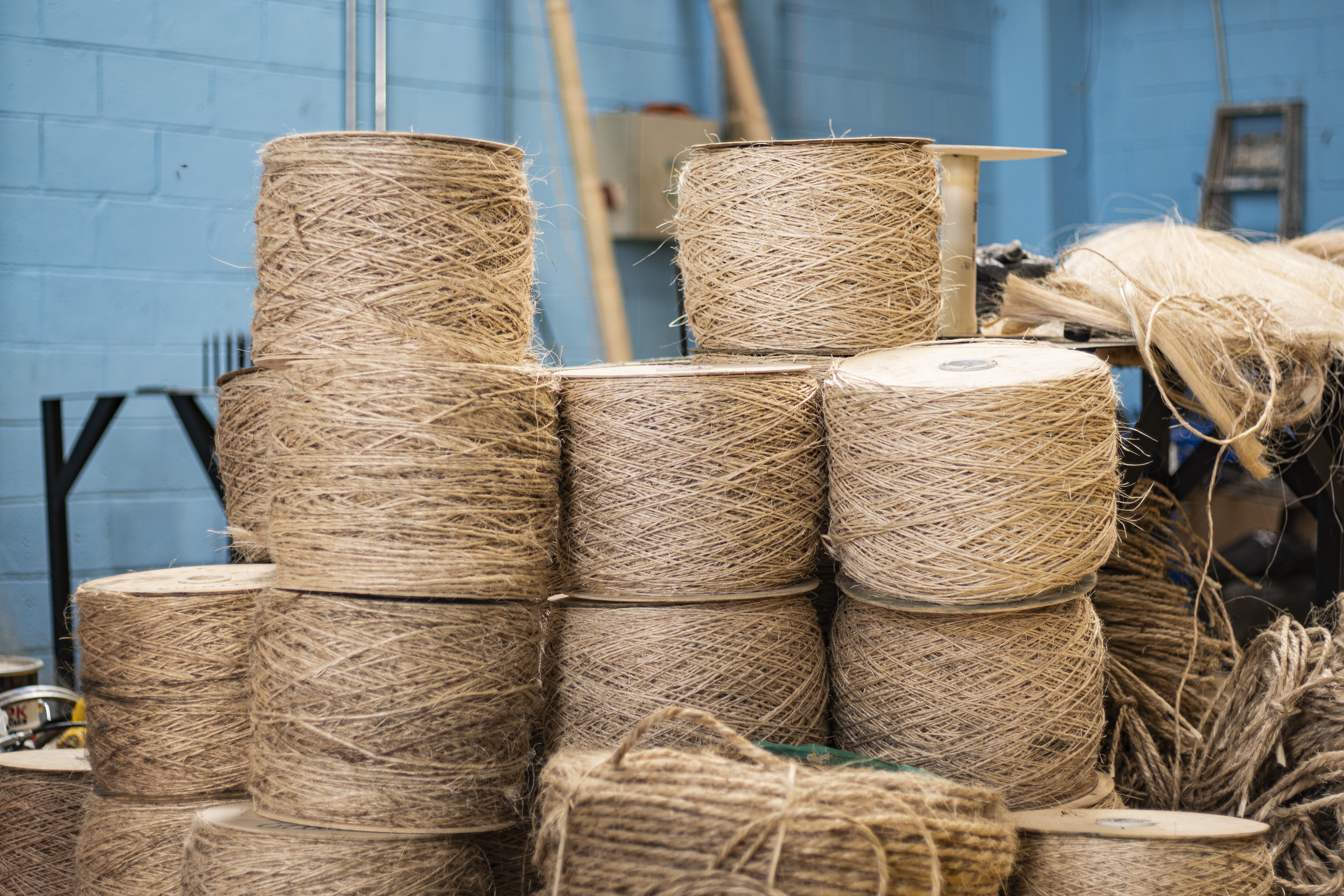 Rollos de fibra de abacá listos para producción